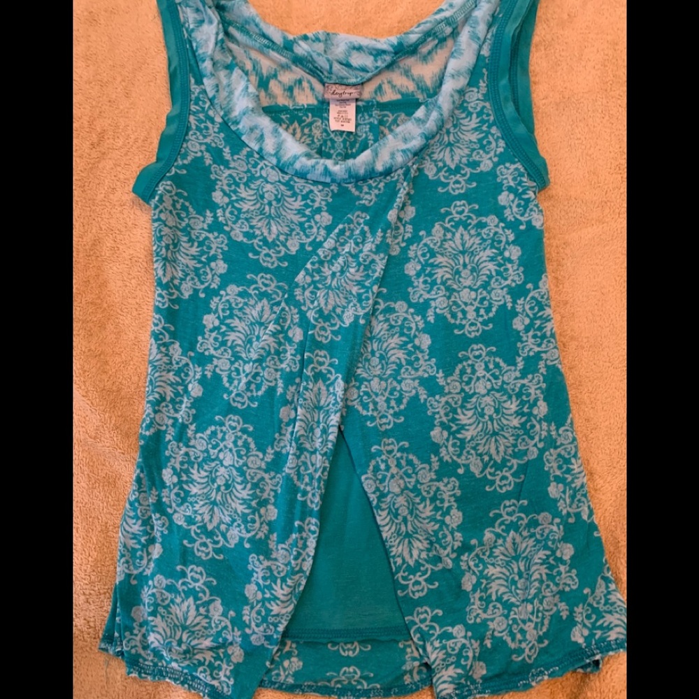 ☔️Teal grn top w/trendy design & sublimated fabric